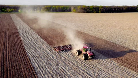 Tracto plowing ground preparing soil for palnting seeds. Agriculture farm Vidéo 190608565