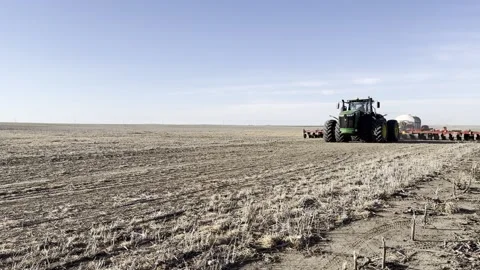 Tractor applying fertilizer Stock Footage 166180071
