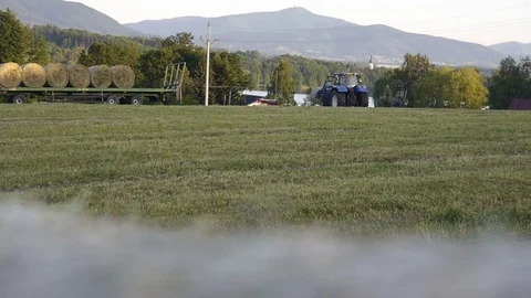 Tractor carrying a haystacks Stockbeeldmateriaal 77029902