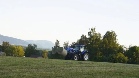Tractor carrying a haystacks Stockbeeldmateriaal 77065697