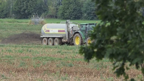 Tractor with cistern spreads manure 動画素材 118154937