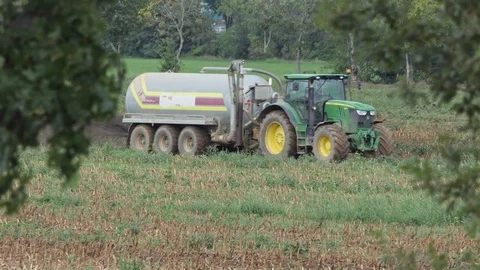 Tractor with cistern spreads manure 動画素材 118155772