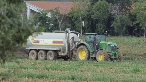 Tractor with cistern spreads manure 動画素材 118156507