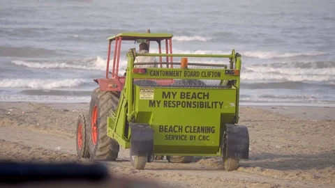 Tractor cleaning the beach Video stock 111702753
