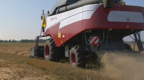 Tractor cleans wheat 库存影片 526692