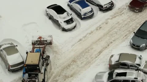 Tractor cleans the yard territory, parking 库存影片 22254431