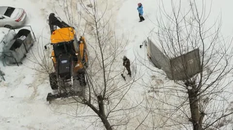 Tractor cleans the yard territory, parking 库存影片 22260144