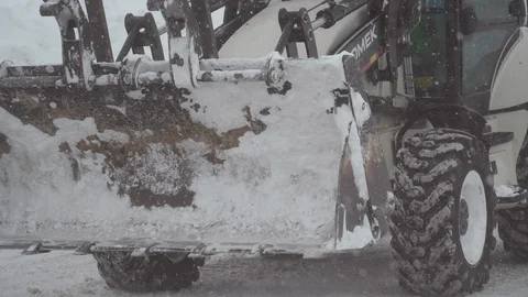 A tractor clears snow during a snowfall. Road collapse Video stock 123918512