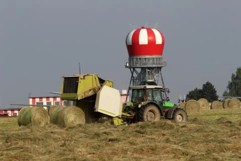 Tractor collecting haystack Foto stock