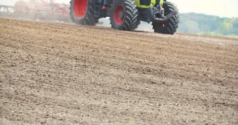 Tractor crossing a dry plowed field Vídeo Stock 336470895