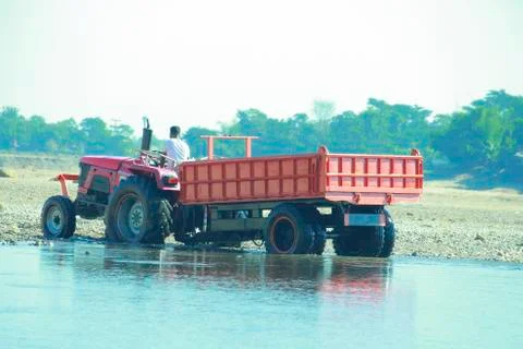 Tractor Crossing a River. Foto stock