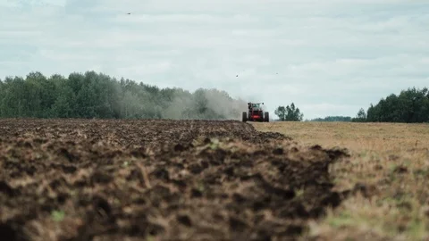 Tractor cultivating field at spring 库存影片 98105829
