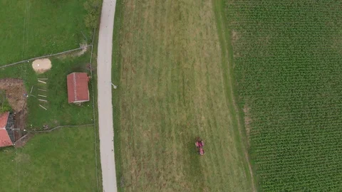 Tractor cutting grass1 库存影片 92557163