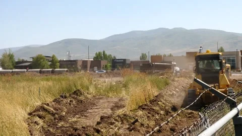 Tractor digging out a new construction site Video stock 254484003