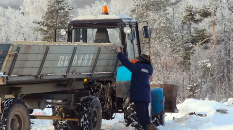 Tractor Driver Adjusting the Trailer in the Forest 스톡 동영상 65441241