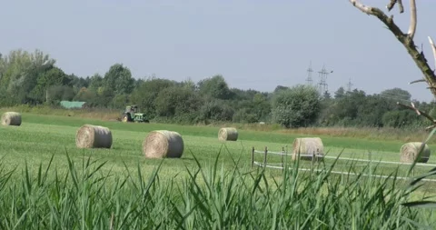 Tractor driving across a plain green grass field Vídeos de archivo 160631973