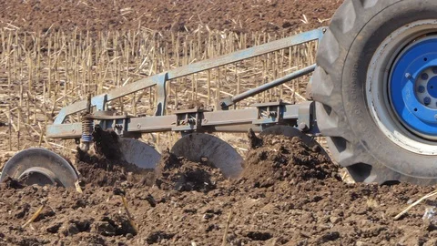 Tractor driving on field for next crop preparation. 库存影片 101667488