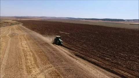 Tractor driving in a plowed field Vidéo 82741826