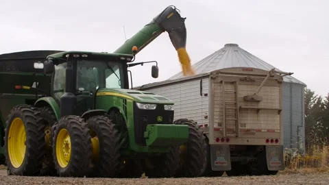 Tractor dumping corn in simi-trailer Stock-Footage 234333305