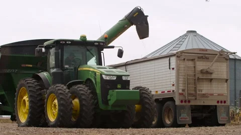 Tractor dumping corn into trailer. Stock-Footage 234333314