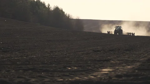 Tractor in the dust working in the field Vidéo 132087448