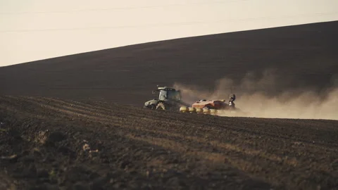 Tractor in the dust working in the field. Vidéo 132087467