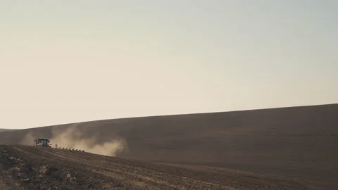 Tractor in the dust working in the field. 库存影片 132089050