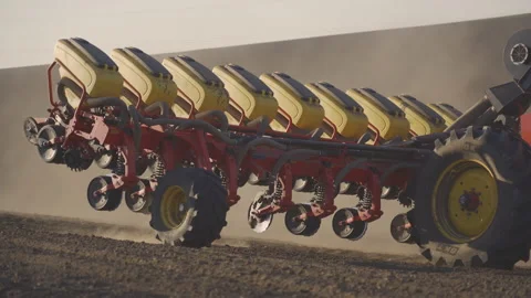 Tractor in the dust working in the field. Vidéo 132089117