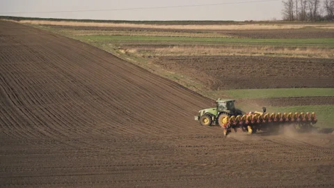 Tractor in the dust working in the field Vidéo 132089442