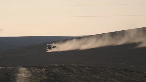 Tractor in the dust working in the field Vidéo 132089879