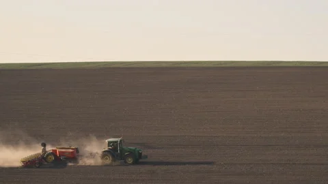 Tractor in the dust working in the field Vidéo 132090810