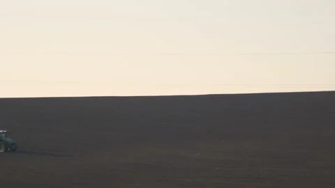 Tractor in the dust working in the field. Vidéo 132090880