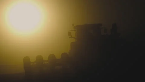 Tractor in the dust working in the field at sunset. Vidéo 132105227
