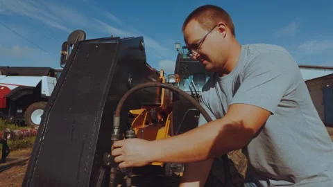 Tractor equipment replacement, the tractor changes the bucket 動画素材 347151193