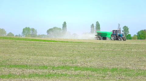 Tractor with fertilizers in the field Video stock 62735123