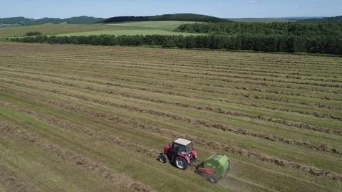 TRACTOR IN THE FIELD 16-9 Stock Footage 102285948