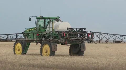 Tractor in field 库存影片 34207829