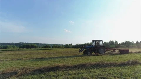 Tractor on field Stock-Footage 83763218