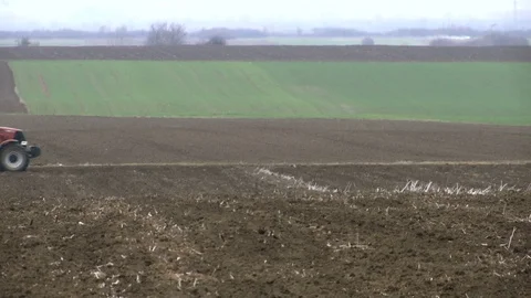 Tractor in the field Stockbeeldmateriaal 104919107
