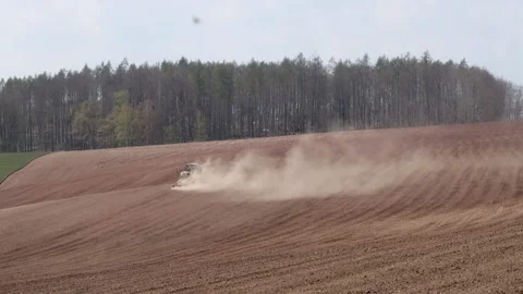 Tractor on the field with a lost of dust because of the dry field Stock-Footage 153162030