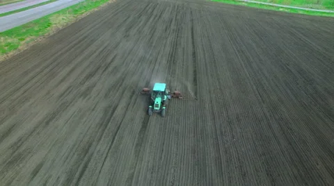 Tractor in a field making fertilizer Video stock 64993173