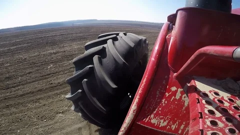 Tractor in the field sow Vídeo Stock 88883944