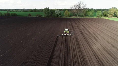 Tractor in the field, sowing corn. 스톡 동영상 93304072