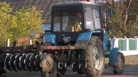 Tractor + geese.mp4 Stockbeeldmateriaal 52357378