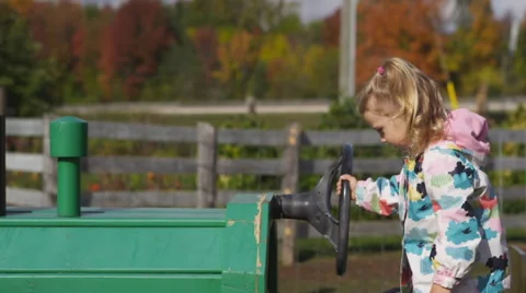 Tractor girl Vídeo Stock 58820738