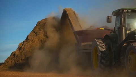 A tractor grinds a hay bale for cattle feed in USA Vídeo Stock 169762099