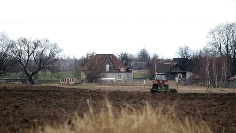 Tractor handles the field with a disk harrow against the background of the Vídeo Stock 129429243