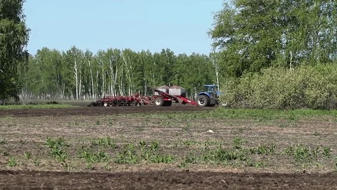 Tractor harvester on sowing. In late spring Stockbeeldmateriaal 74652617