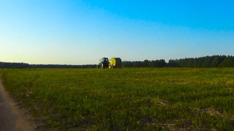 Tractor harvests in the field Video stock 96051128