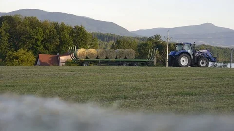 Tractor with haystacks Stockbeeldmateriaal 77029779